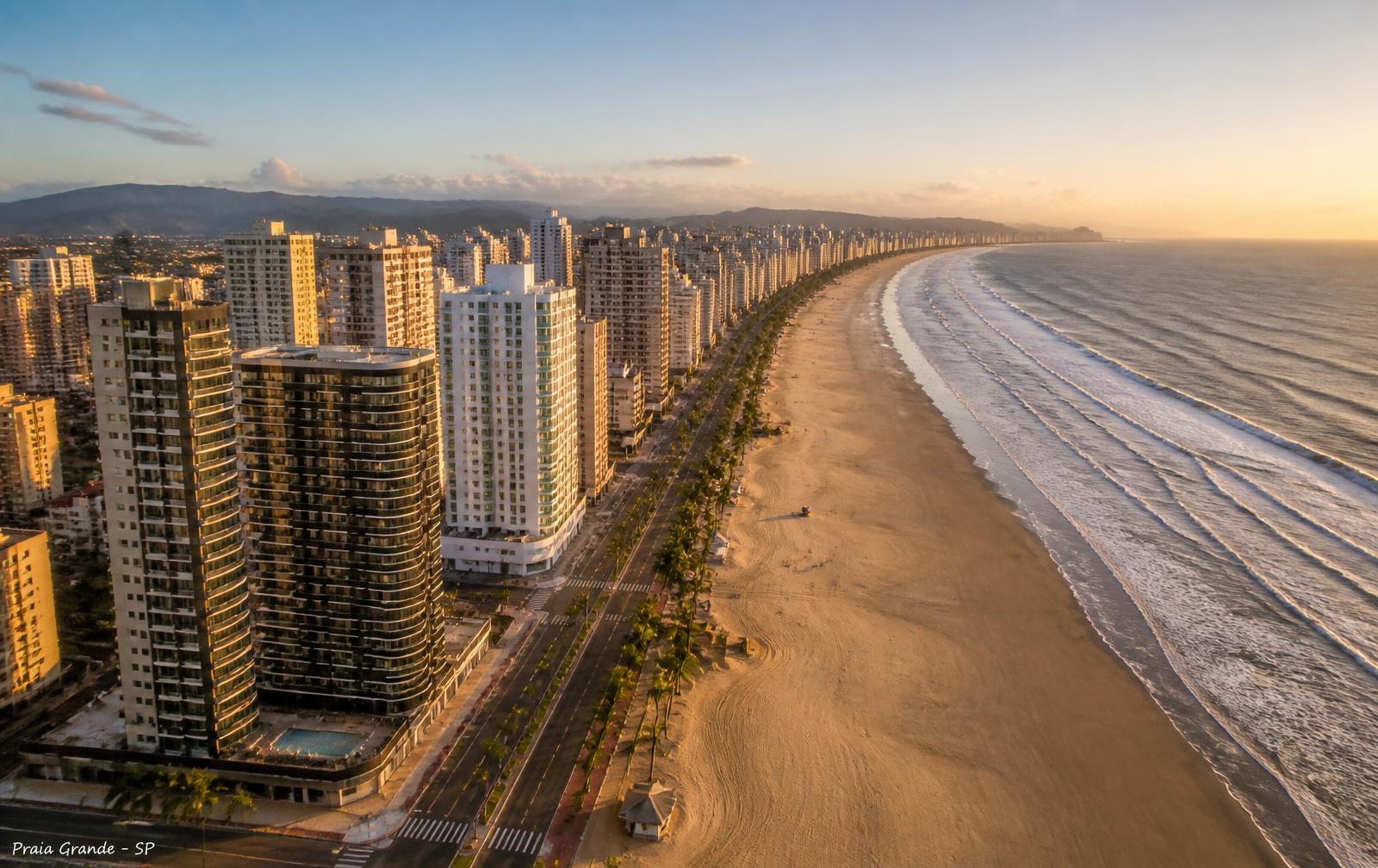 Vista aérea dos prédios à beira-mar em Praia Grande, São Paulo